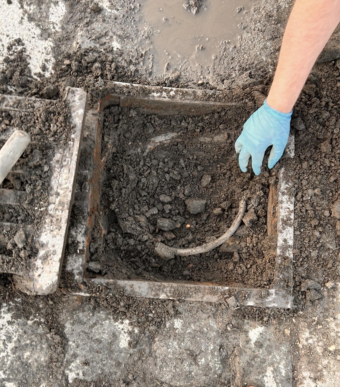 Geöffneter Abwasserschacht bei einem Arbeitseinsatz