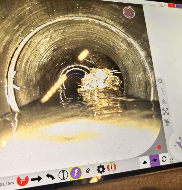 Monitor einer Kanalinspektion mit Blick in eine Leitung und einer sichtbaren Ansammlung